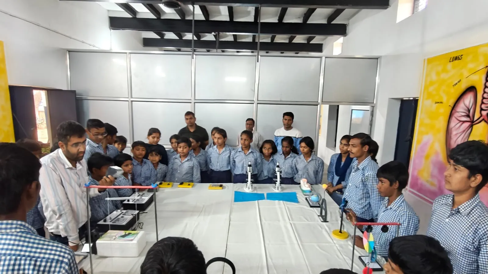 hans foundation setup lab in faruk nagar school with partner STEM SUNQ