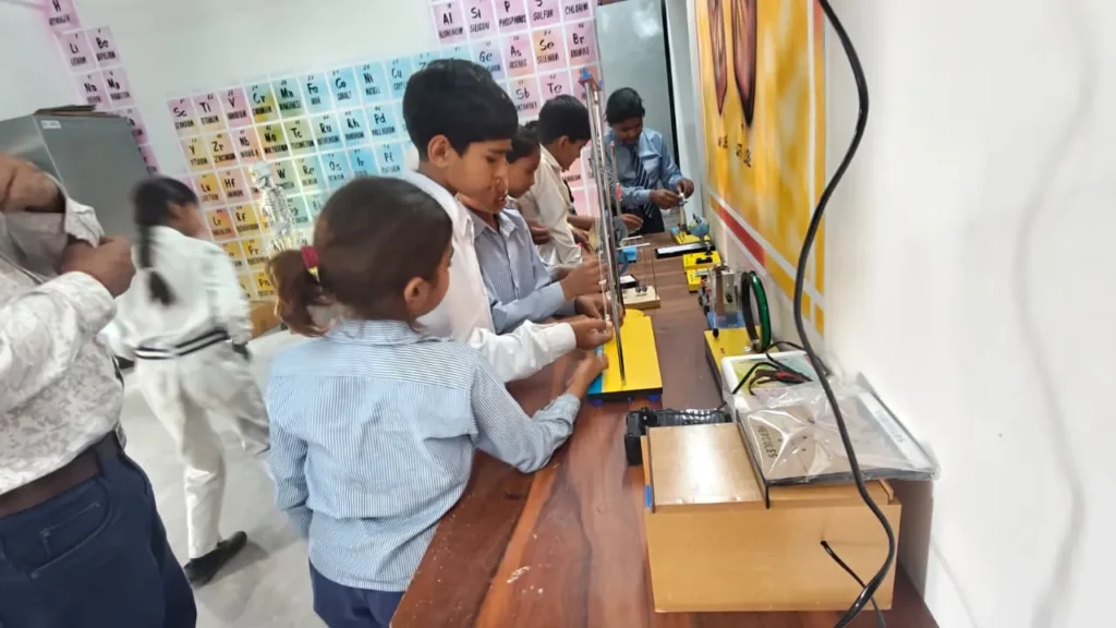hans foundation setup lab in faruk nagar school with partner STEM SUNQ