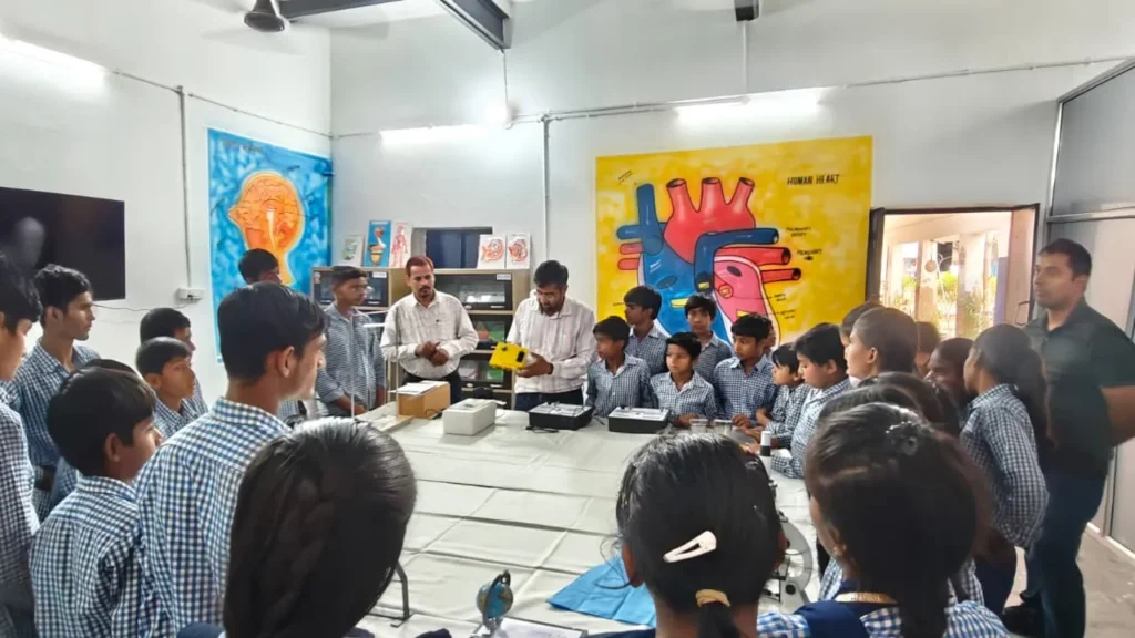 hans foundation setup lab in faruk nagar school with partner STEM SUNQ