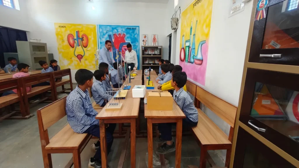 hans foundation setup lab in faruk nagar school with partner STEM SUNQ
