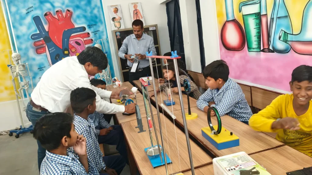 hans foundation setup lab in faruk nagar school with partner STEM SUNQ